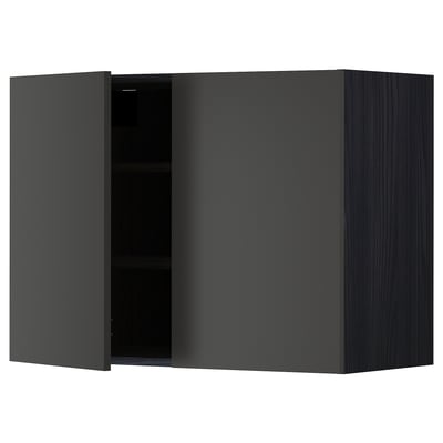 Moderní černá kuchyňská skříňka s jedněmi otevřenými dvířky, elegantní a čtvercového tvaru.