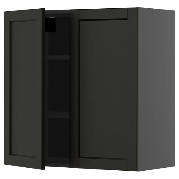 Černě mořená dřevěná nástěnná skříňka s jedněmi otevřenými dvířky, minimalistický design.