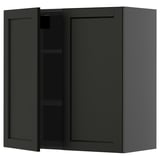 Černě mořená dřevěná nástěnná skříňka s jedněmi otevřenými dvířky, minimalistický design.