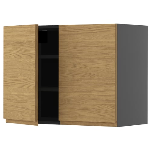 Dřevěná skříň s šedými bočnicemi, minimalistický design, dvě dveře otevřené, tři police odhalené.