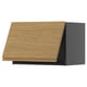 Moderní kuchyňská skříňka s dřevěnou deskou v dubovém stylu, tmavě šedou základnou, minimalistickým designem.