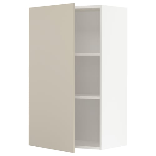 Béžová kuchyňská skříňka METOD s bílým interiérem a dvěma policemi. Dveře skříně jsou zavřené a design je elegantní a moderní.