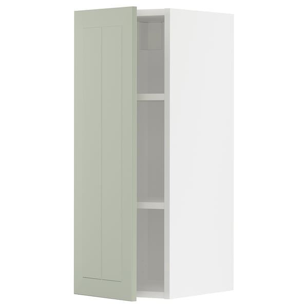 Moderní kuchyňská linka ve světle zelené barvě s minimalistickým designem, dvěma policemi a bílým interiérem.