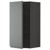 Moderní kuchyňská linka, šedá, dřevěná, obdélníková, minimalistický design s otevřenou policí odhalující dveře.