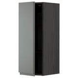 Šedá a tmavě šedá kuchyňská skříňka, moderní, elegantní, vertikální design s integrovanými úchytkami.