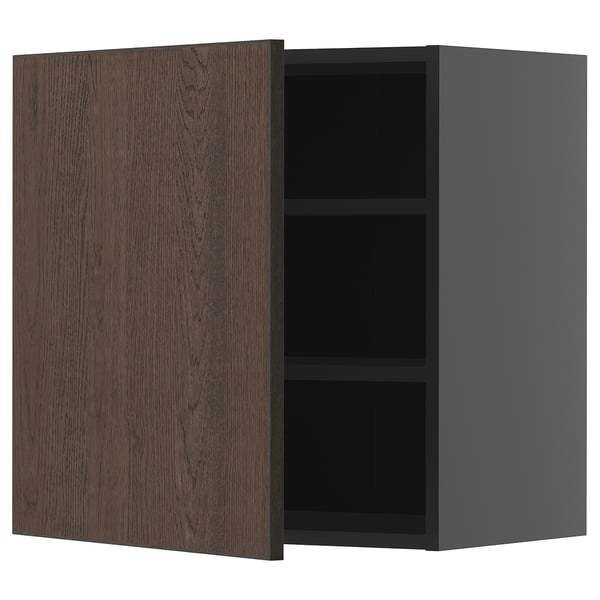 Tmavě hnědá dřevěná skříň s otevřenými dveřmi, šedý interiér, nástěnná, moderní design.