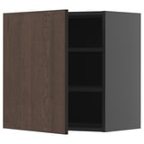 Tmavě hnědá dřevěná skříň s otevřenými dveřmi, šedý interiér, nástěnná, moderní design.