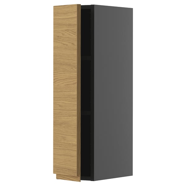 Moderní kuchyňská linka s povrchovou úpravou šedé a dubové dřevo, elegantní design, minimalistické úchytky.
