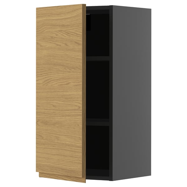 Moderní šedá a dubová skříňka, minimalistický design s integrovanými úchytkami.