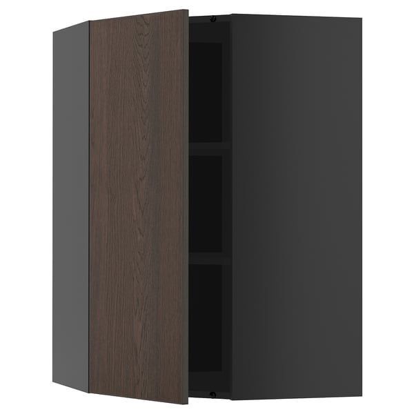 Moderní kuchyňská linka, tmavě hnědá, textura dřeva, jediné dveře otevřené, šedý rám, uvnitř nastavitelná police, minimalistický design.