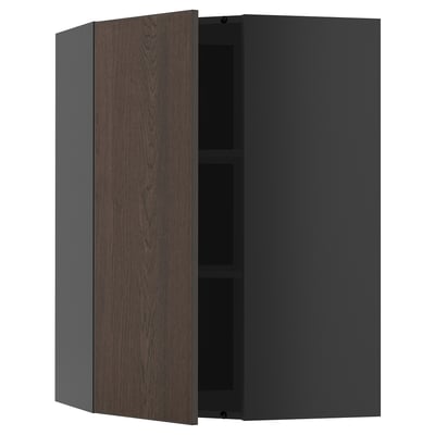 Moderní kuchyňská linka, tmavě hnědá, textura dřeva, jediné dveře otevřené, šedý rám, uvnitř nastavitelná police, minimalistický design.