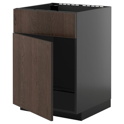 Moderní skříňka z tmavě hnědého dubu s lesklými kovovými bočnicemi, s výsuvnou zásuvkou a elegantním, minimalistickým designem.