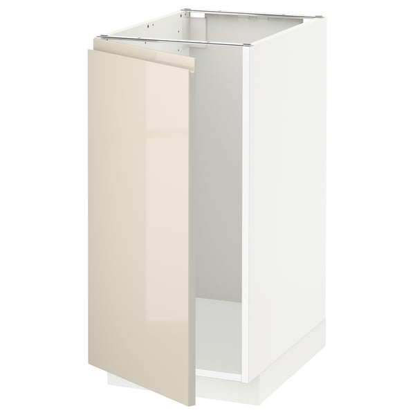 Moderní bílá skříňka, lesklá béžová dvířka, elegantní kliky.