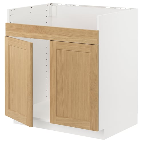 Kuchyňská jednotka METOD s dubovými rámy a bílou základnou, klasický design.