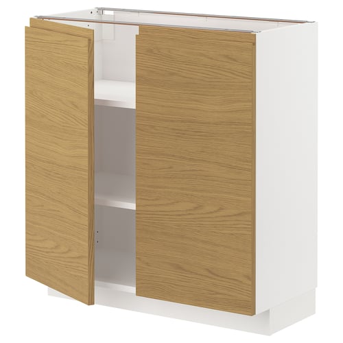 Bílá kuchyňská skříňka METOD s dvířky ze světlého dřeva a minimalistickými úchytkami.