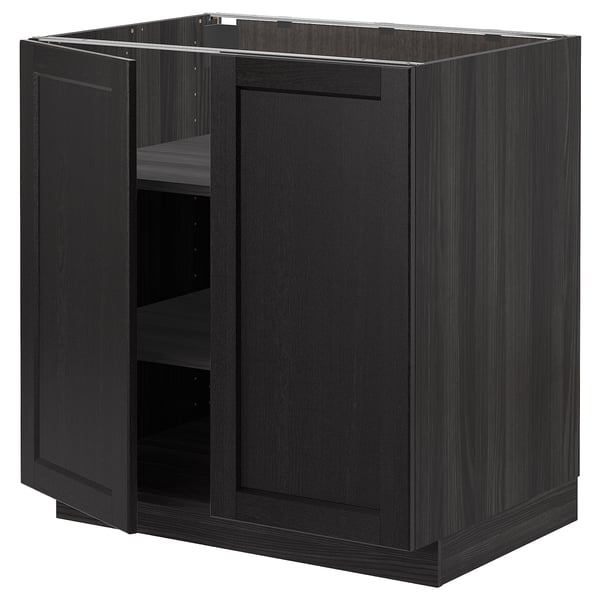 Tmavě šedá kuchyňská skříňka METOD, obdélníková s otevřenými levými dvířky, pravá dvířka zavřená. Moderní design se zkosenými hranami.