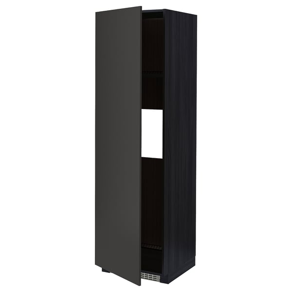 Černá kuchyňská skříňka METOD s jedněmi dvířky otevřenými, odhalujícími polohovatelné police. Skříň má moderní, minimalistický design s tmavým povrchem.