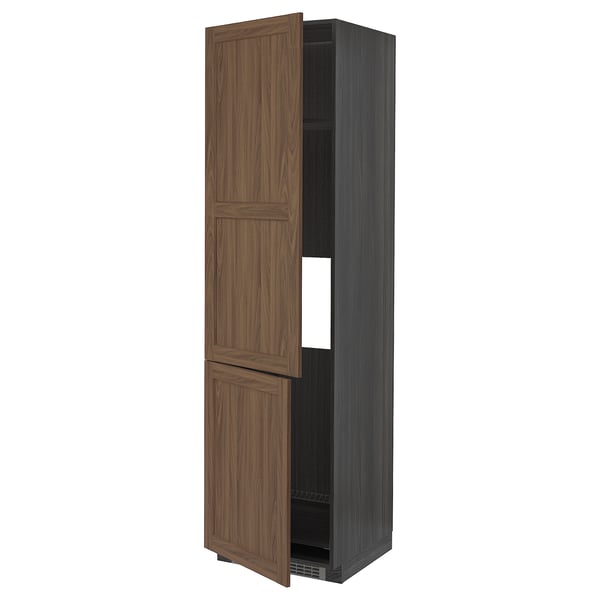 Pohled na skříňku ikea METOD v ořechově hnědé barvě, vysokou se dvěma otevíranými pantovými dvířky.