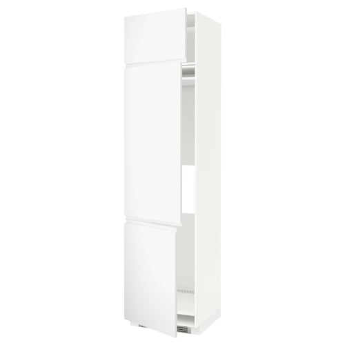 Bílá vysoká úložná skříň METOD s několika přihrádkami a elegantním, minimalistickým designem.