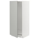 Bílá kuchyňská skříňka METOD se světle šedými dvířky, obdélníkový, elegantní design.