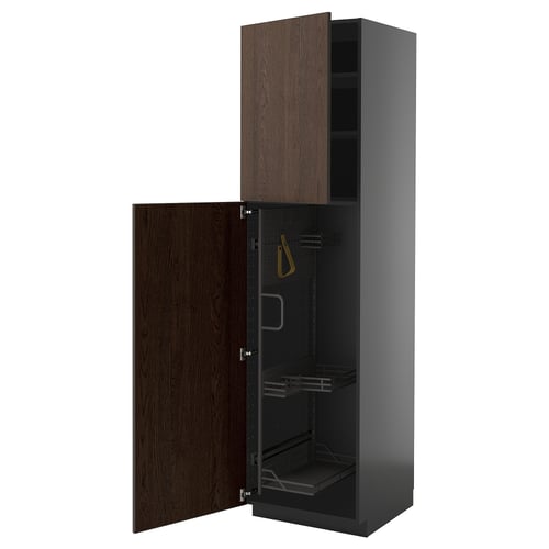 Moderní vysoká úložná skříň s dvířky z tmavě hnědého dřeva, otevřenými výstavními policemi a závěsným doplňkem, elegantní design.