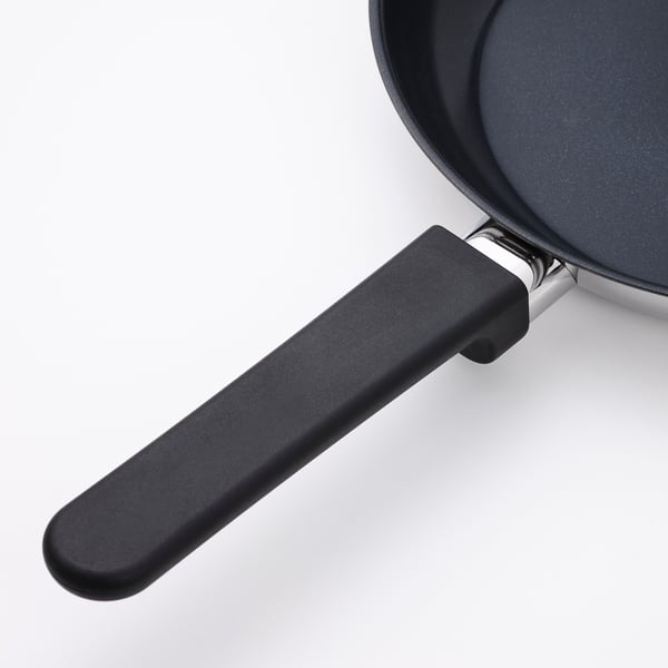 Černá pánev s ergonomickou, odolnou fenolovou rukojetí, vhodná pro každodenní použití.