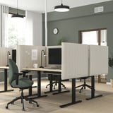 Moderní kancelář s nastavitelnými stoly MITTZON v neutrálních tónech, akustickými paravány, ergonomickými židlemi, minimalistickým designem a prostornými pracovními plochami.