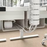Stoly MITTZON, kabelový žlab a mechanismus nastavení výšky. Zajišťuje vedení kabelu pod stolem.