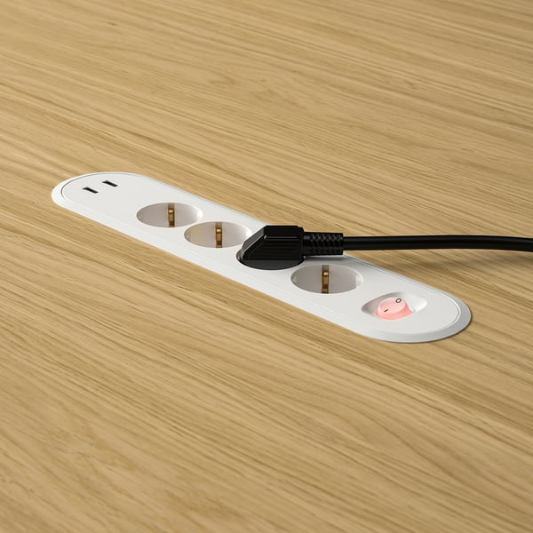 Elektrická zásuvka na dřevěném stole, se 2 USB porty a vypínačem.