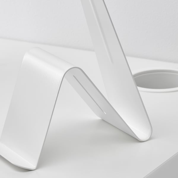 Stojan z bílého kovu, elegantní minimalistický design, součást série moderního nábytku.
