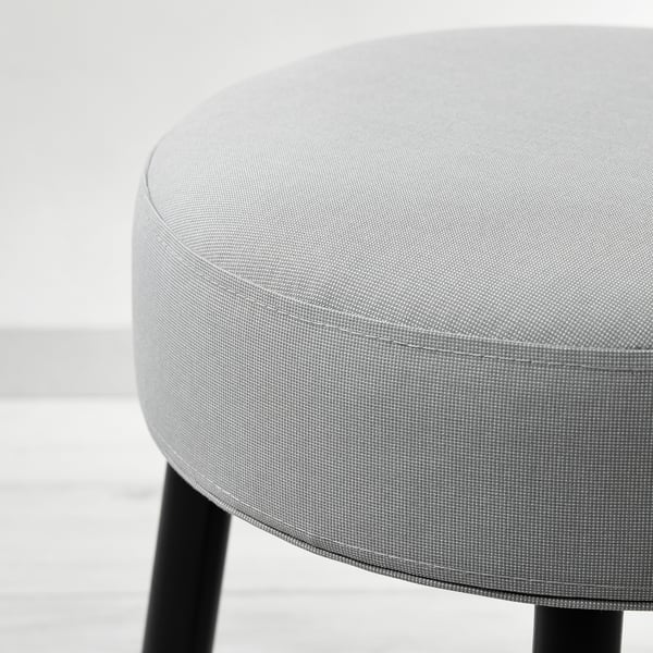 Kulatá čalouněná stolička se vzorem. Elegantní černé nohy, kvalitní materiál. Neutrální, minimalistický design.