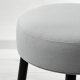 Kulatá čalouněná stolička se vzorem. Elegantní černé nohy, kvalitní materiál. Neutrální, minimalistický design.