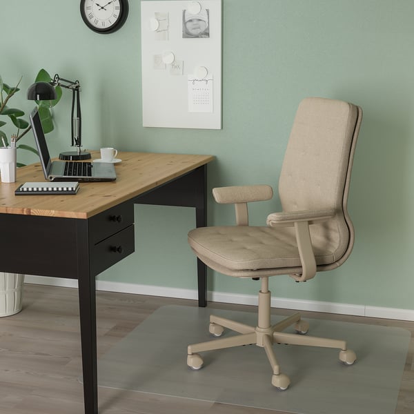 Domácí kancelář: židle ikea MULLFJÄLLET, stůl s lampou, notebook, hrnek; zelené stěny s výzdobou.