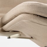 Detail vysoce kvalitních kancelářských židlí čalouněného sedáku a područky, představující béžovou látku a robustní design.