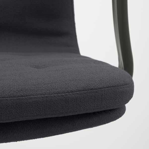 Detail židle: stylové černé čalounění, robustní rám, pohodlný sedák.