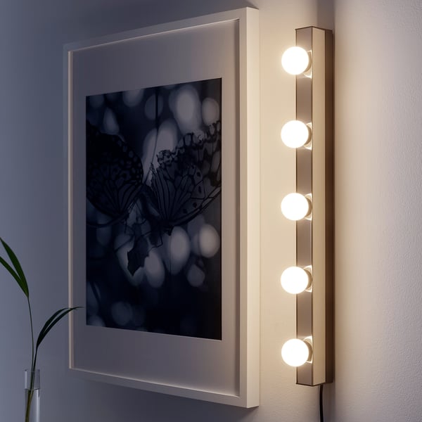 Nástěnná lampa vedle obrázku, více žárovek nabízí jasné, rozptýlené světlo do ložnice nebo zrcadla.