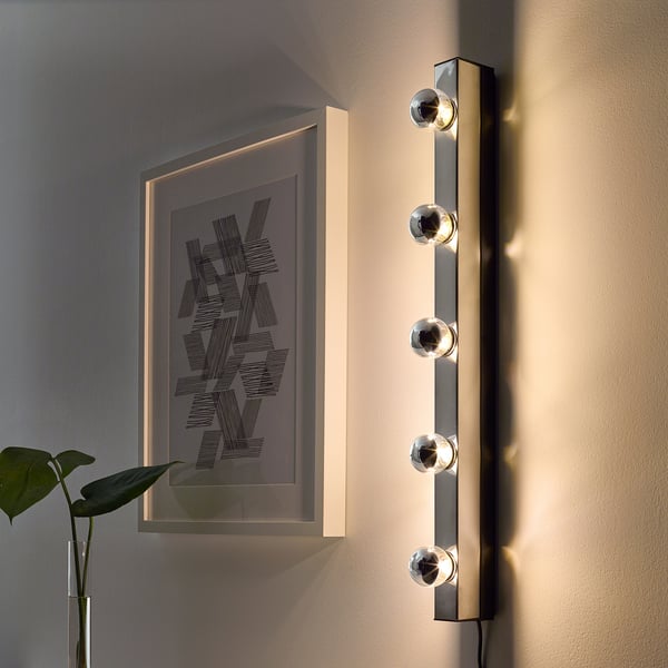 Moderní nástěnná lampa se čtyřmi kulovými žárovkami, ideální pro zrcadla v ložnicích nebo chodbách.
