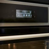 Digitální displej trouby zobrazující funkci easysteam, který přizpůsobuje množství páry zvolenému času.