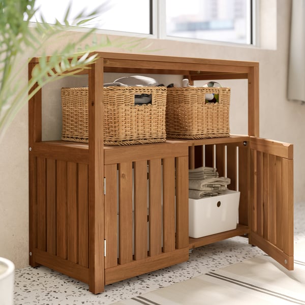 Hnědá dřevěná venkovní skříňka s proutěnými košíky a úložným boxem. Rustikální, přírodní design, skvělé na terasu.
