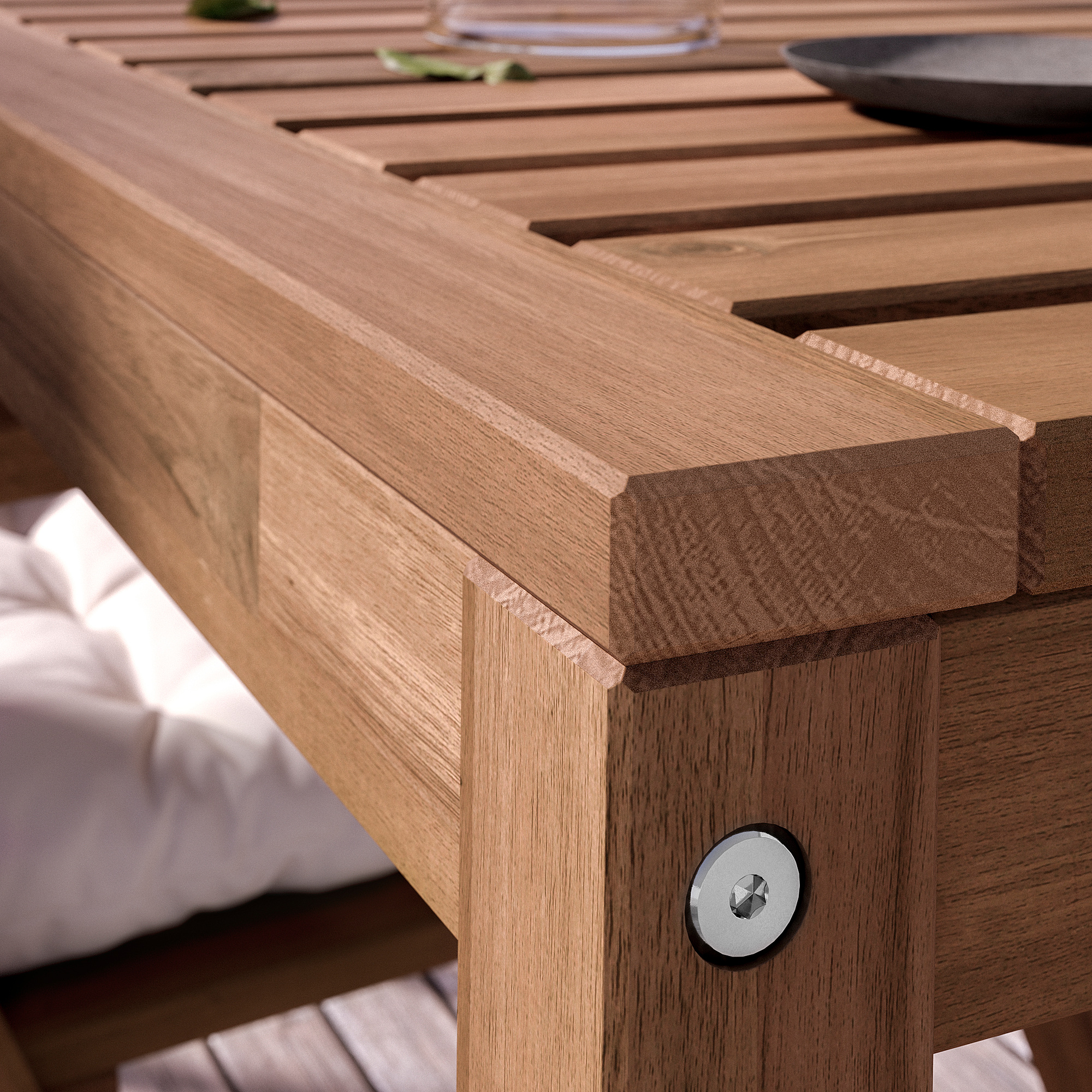 Zobrazena dřevěná hrana stolu, světle hnědá barva, elegantní design, čisté linie.