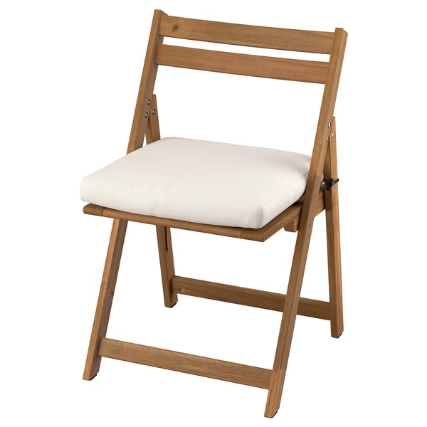 Dřevěná skládací židle, světle hnědá. Čtvercový sedák, lehký polštář. Jednoduchý, funkční design.