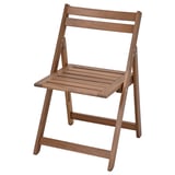 Hnědá skládací židle z akáciového dřeva, minimalistický design pro venkovní i vnitřní použití.