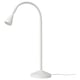 Bílá lampa IKEA NÄVLINGE. Má elegantní, zakřivený krk, stabilní základnu a soustředěný zdroj světla v horní části.