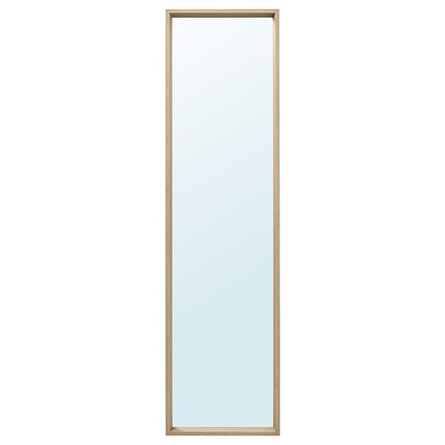 Zrcadlo NISSEDAL s obdélníkovým rámem ve světle hnědé barvě. Zrcadlo lze zavěsit svisle nebo vodorovně a má minimalistický design.
