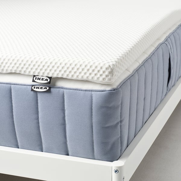 Vrchní matrace z paměťové pěny Ikea NORDBERGET s pratelným potahem, která poskytuje úlevu od tlaku a příjemný pocit pro pohodlný spánek.