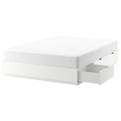 Bílý rám postele NORDLI s úložnými zásuvkami, moderní design.