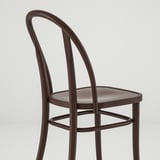 Židle z tmavého dřeva, zakřivené opěradlo a sedák, robustní design, elegantní řemeslné zpracování.
