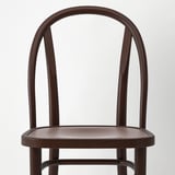 Židle z tmavého dřeva se zakřiveným opěradlem a sedákem. Robustní, hladký povrch. Elegantní, tradiční design.