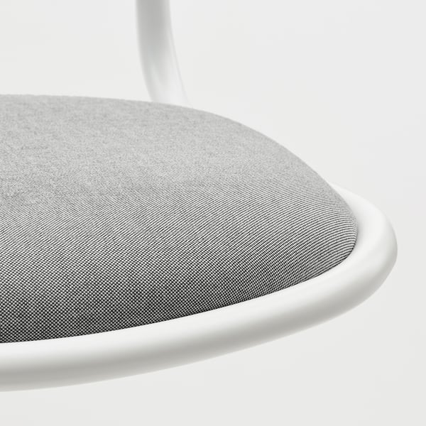 Kulatý, moderní sedák kancelářské židle s elegantním bílým okrajem. Je čalouněný šedou látkou a má hladký, leštěný vzhled.