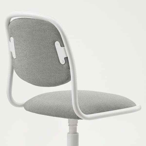 Moderní bílá kancelářská židle s polstrovaným sedákem a opěradlem, minimalistický design.